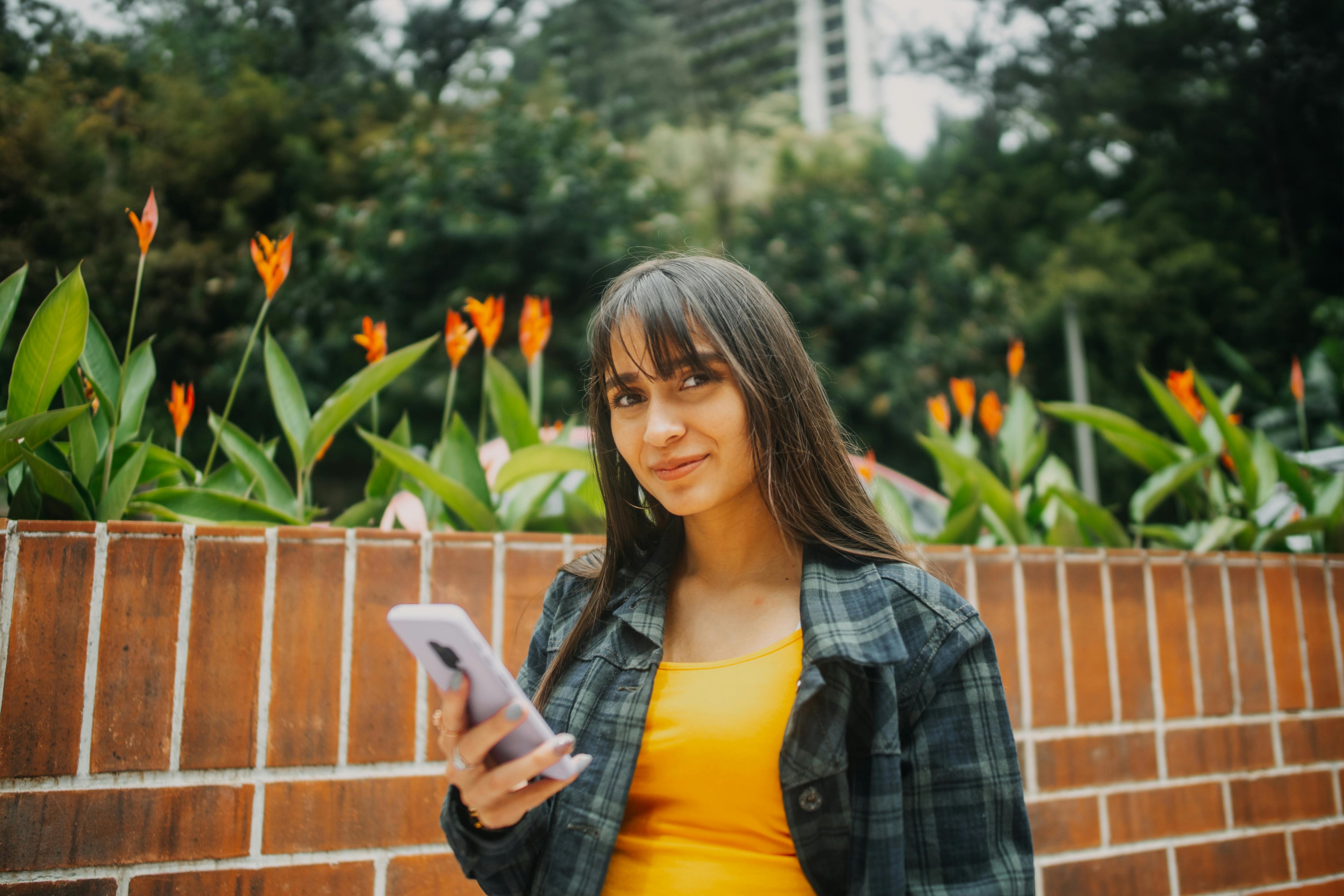 Joven cliente Renova con su celular nuevo en Colombia